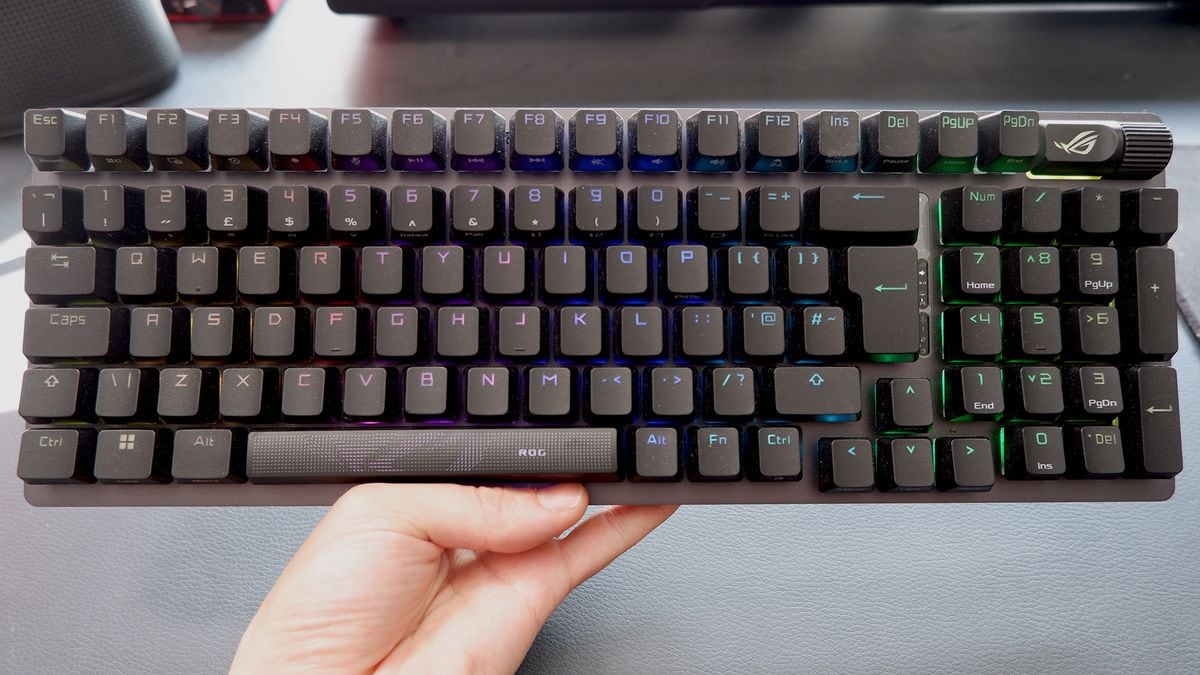 Logitech insiste con el teclado que se anima a mezclar dos mundos: el del gamer competitivo y el oficinista empedernido