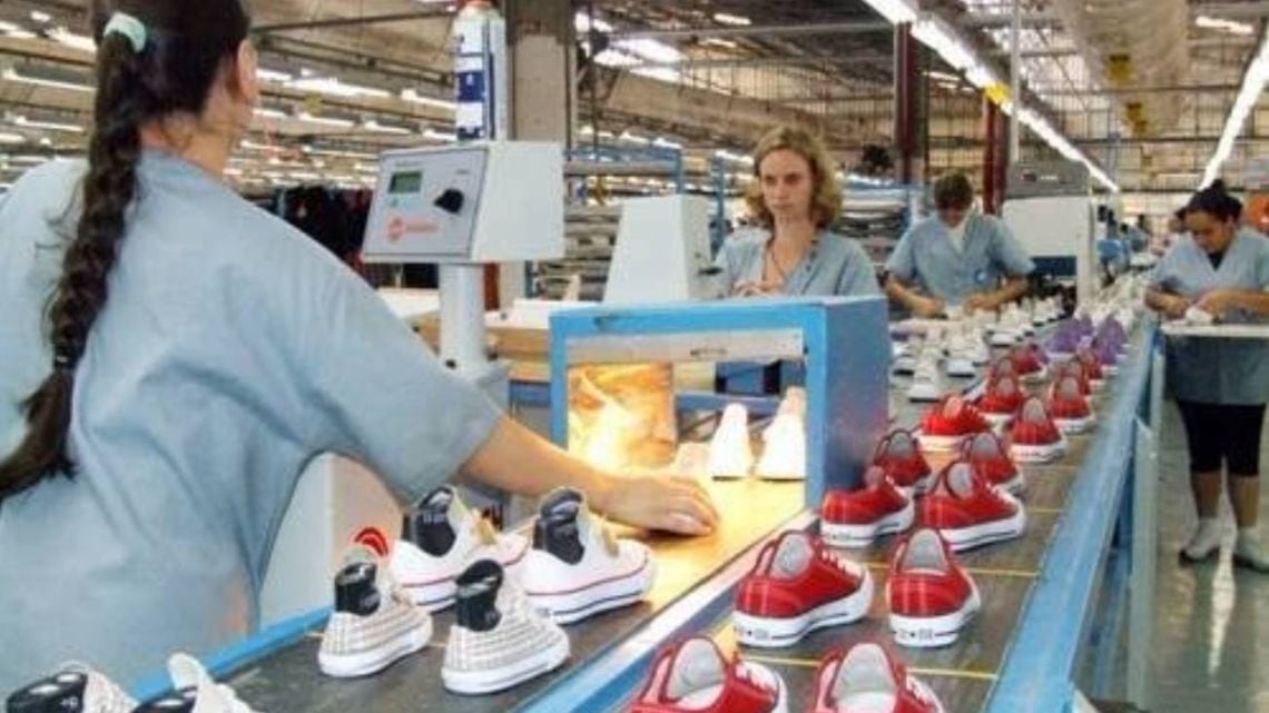 La fábrica de Converse cerró en Las Flores y dejó a 145 operarios en la calle: del otro lado, el mercado no tiene quién le fabrique