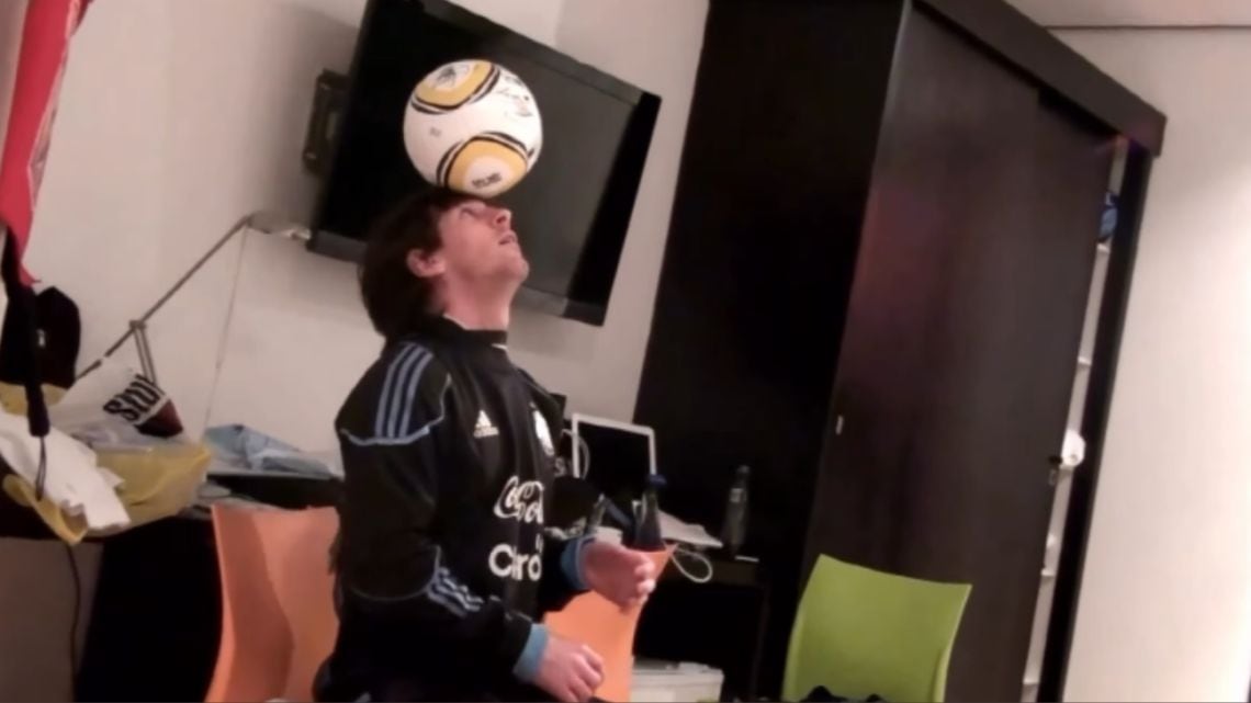 Messi, la Jabulani y los pies desnudos: el video de 2010 que volvió a enamorar a la Argentina