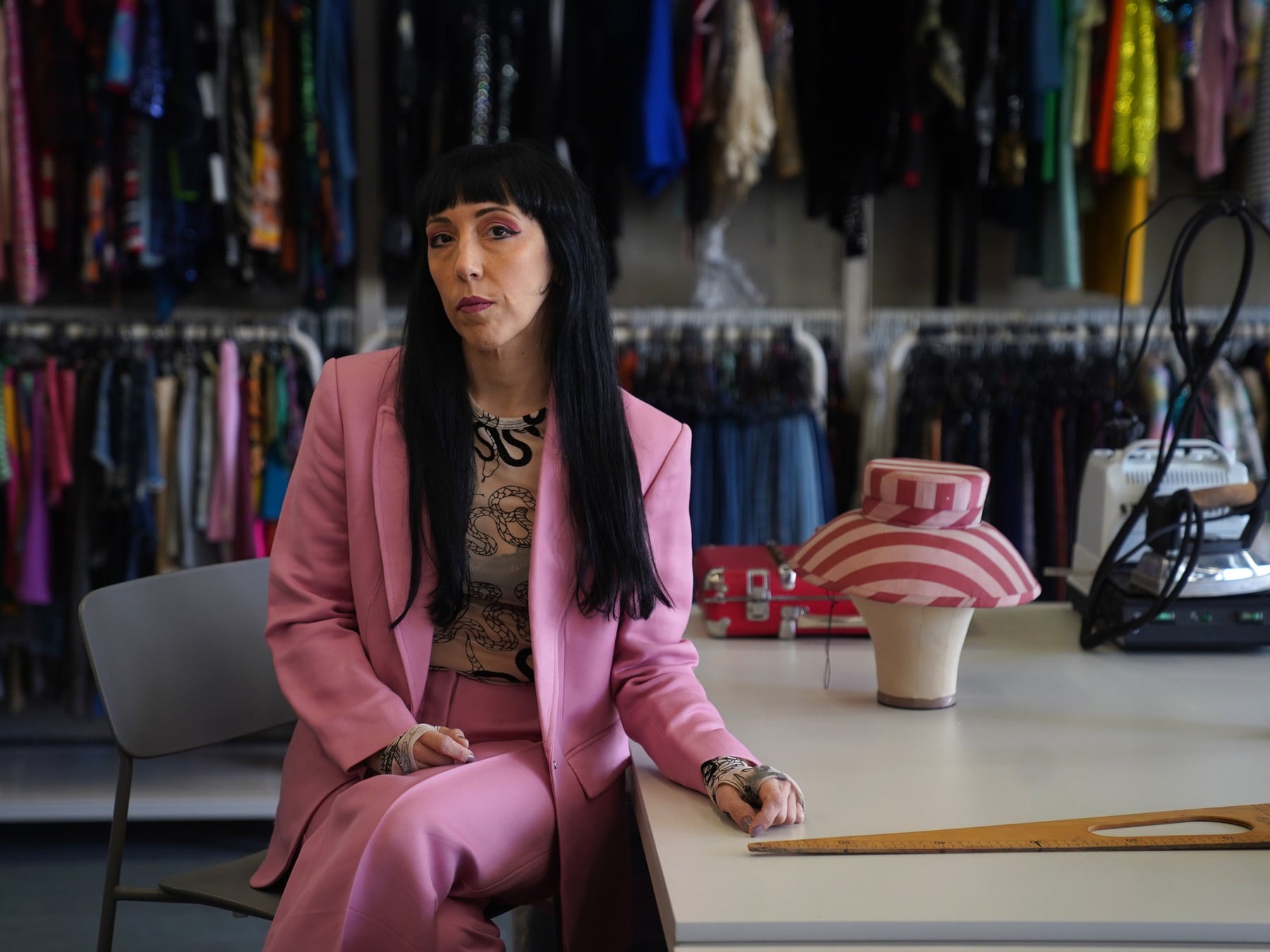 El taller donde se cose el personaje: Florencia Tellado y el vestuario de la serie de Moria Casán