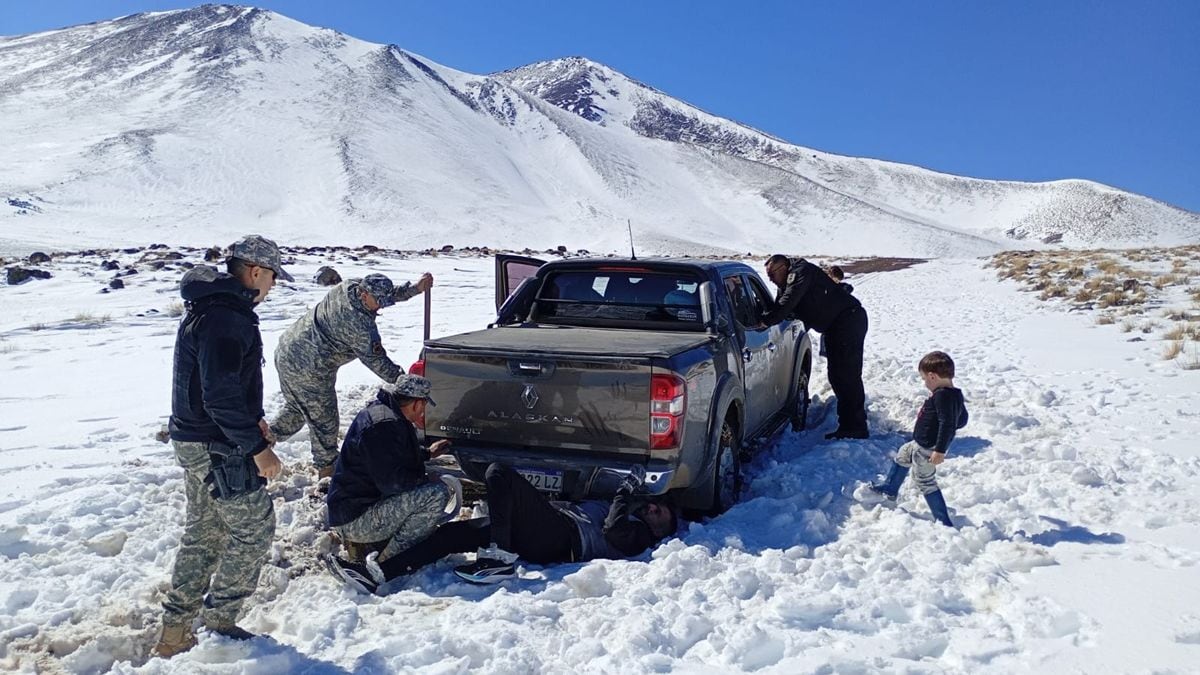 Caminó sola 15 kilómetros en la nieve para pedir ayuda por su familia varada en la cordillera neuquina
