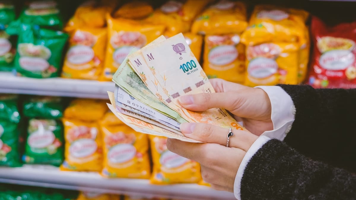 La inflación de agosto perfora el piso del año y deja al Gobierno con aire, pero los alimentos siguen tensos