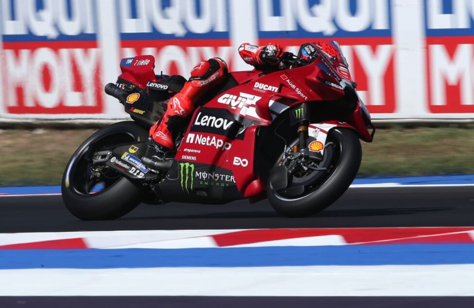 Marc Márquez arrancó pisando fuerte en Misano y le metió presión al campeonato de Martín
