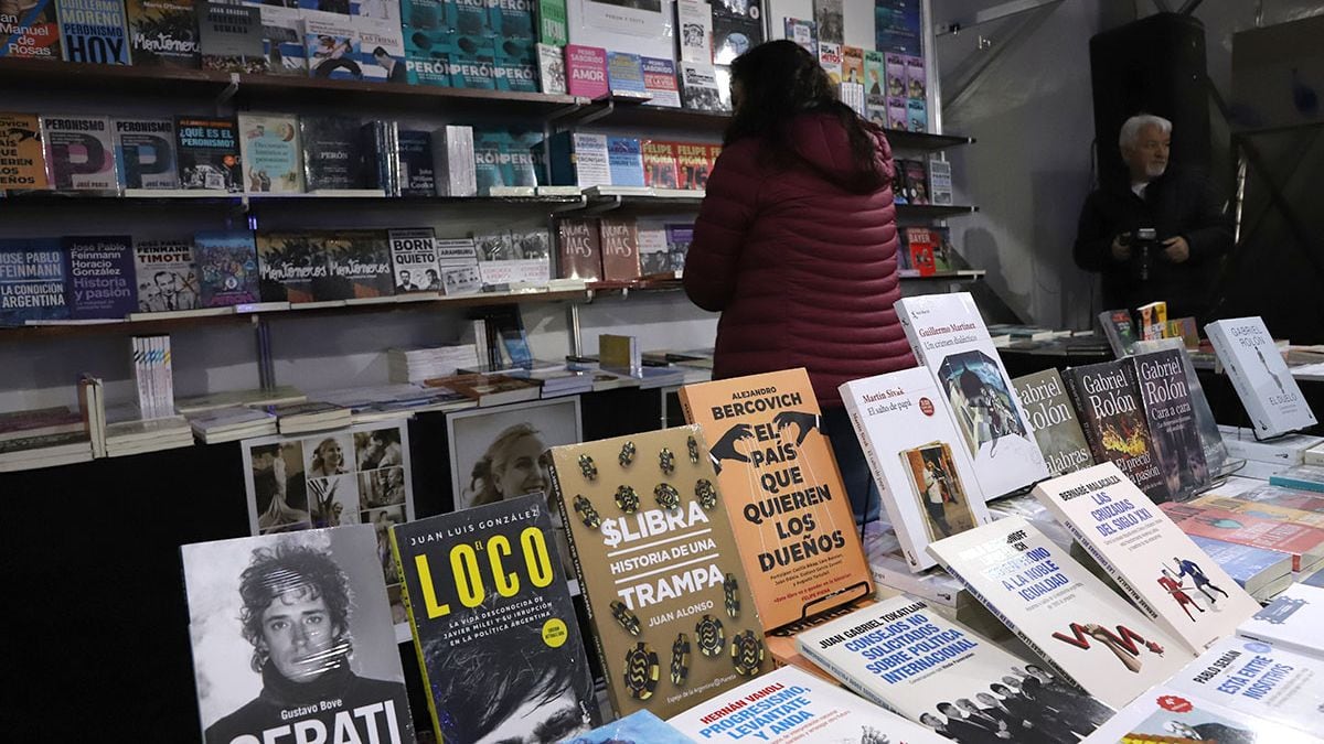 Con libros desde dos mil pesos y combos que invitan a llevar más de uno: arrancó la Feria del Libro de Neuquén