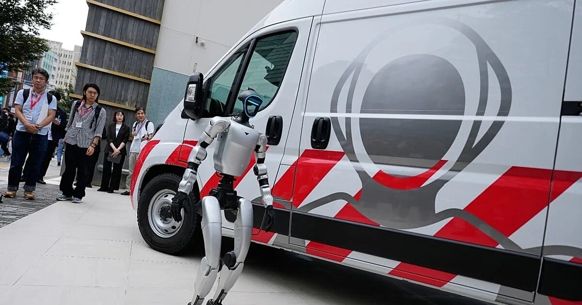La ambulancia que socorre a robots: una furgoneta japonesa lleva ingenieros, repuestos y un humanoide de reemplazo al lugar de la falla