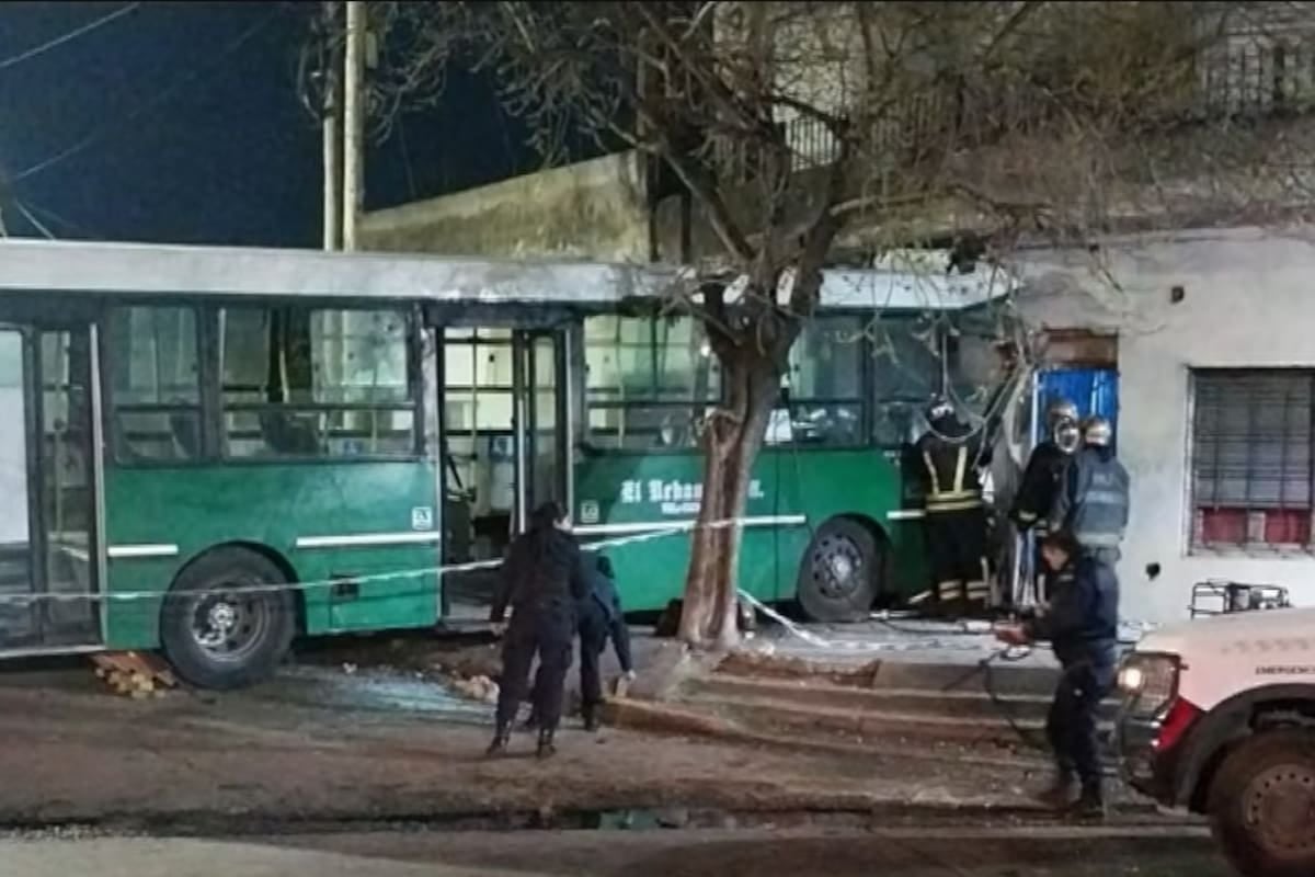 Un chofer de la línea 527 murió tras incrustar el colectivo en una casa en Temperley