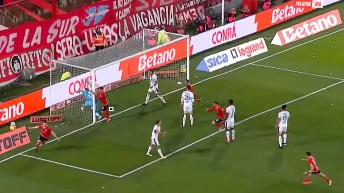 Seis minutos, un cabezazo y a otra cosa: el Rojo le ganó al Ciclón con gol de un pibe de 17