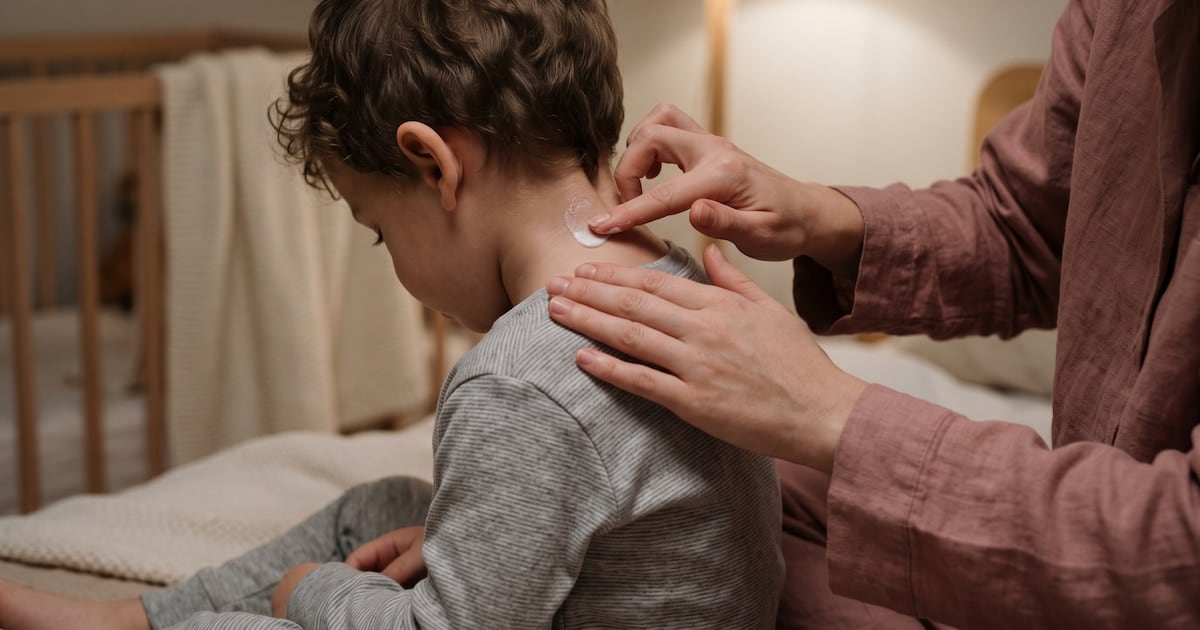 La dermatitis atópica golpea el bolsillo antes que la piel: casi la mitad de los pacientes recorta controles por no poder pagarlos