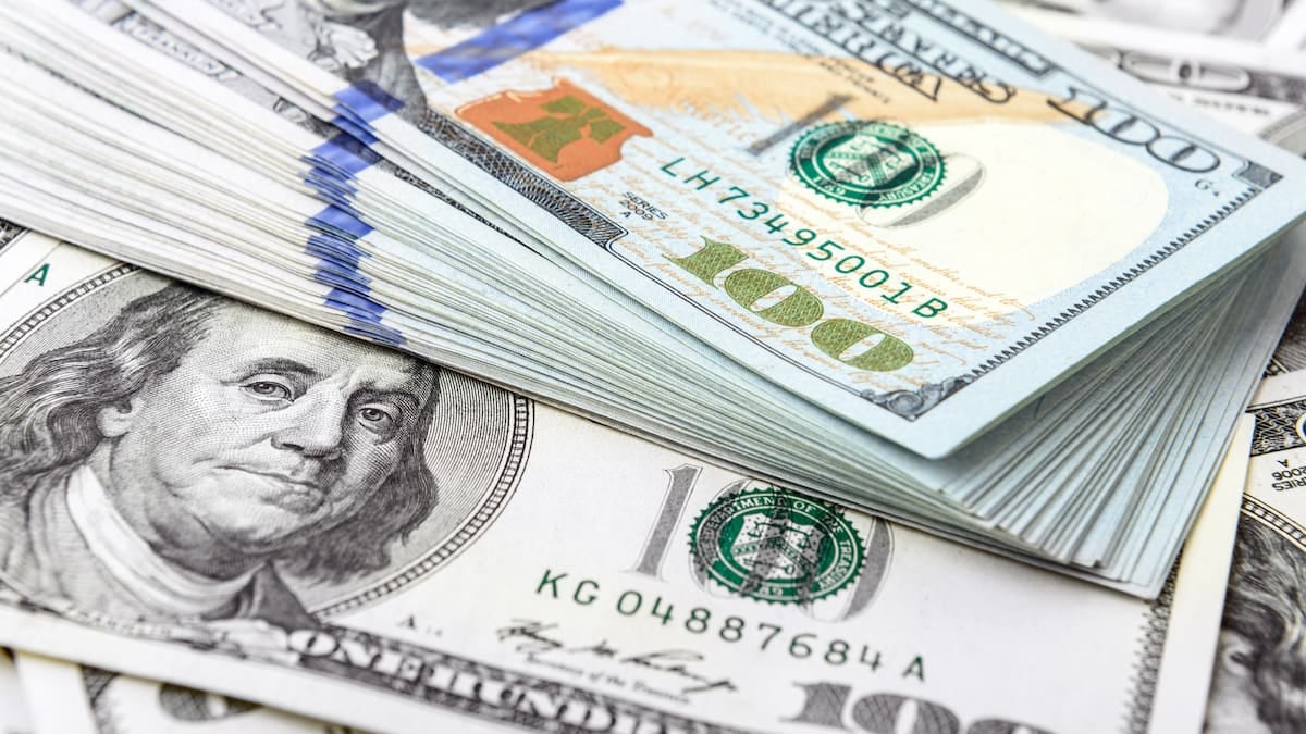 Cotización del lunes: el dólar se movió en una franja de $65 entre el oficial y el blue
