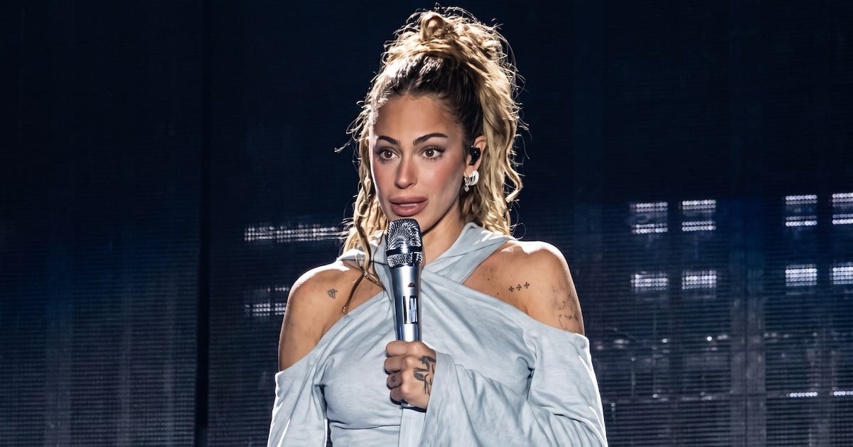 Tini, el micrófono como un sillón de terapia: la noche en que la cantante les contó al público su depresión diagnosticada y su larga pelea con la salud mental
