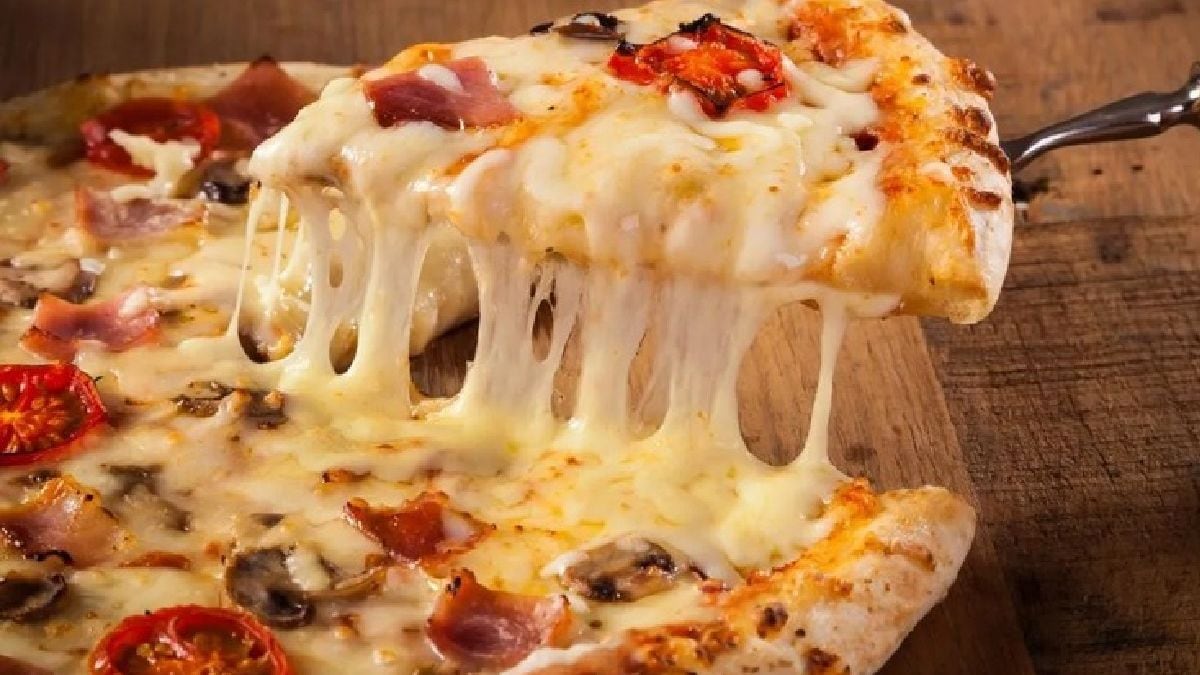 La noche que pone a Neuquén a elegir entre el salón y la mesa de casa: pizza y empanada con descuento