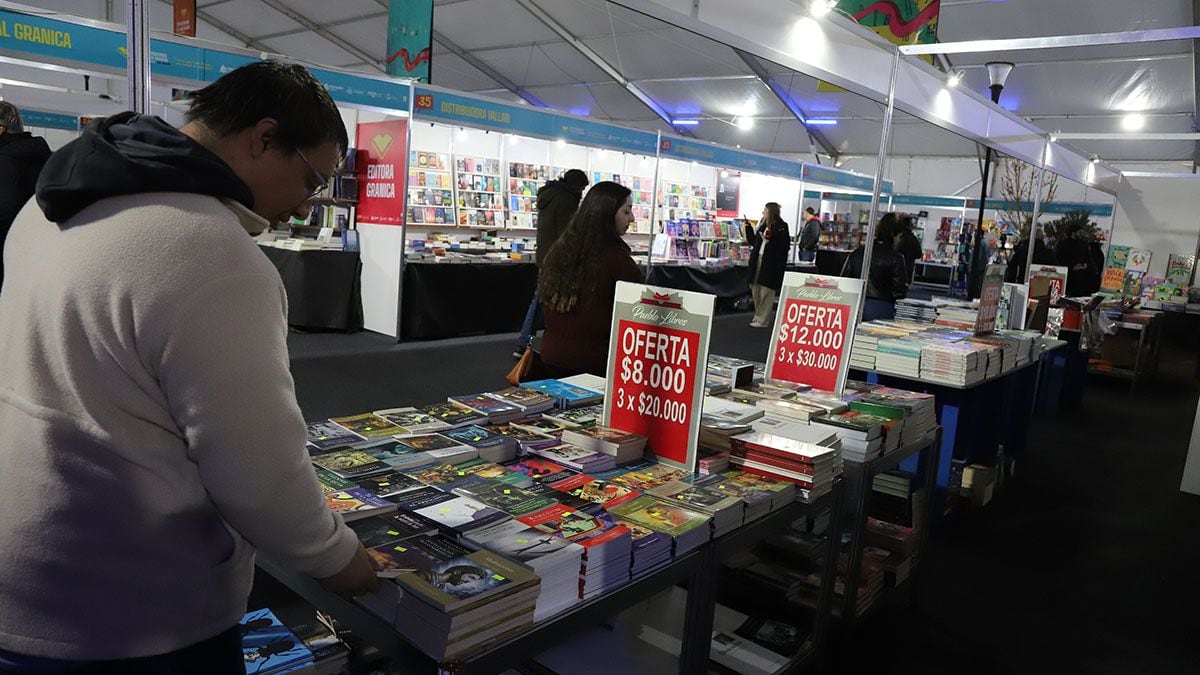 Neuquén: la Feria del Libro vive su miércoles entre escrituras, cine y una multitud que no se detiene