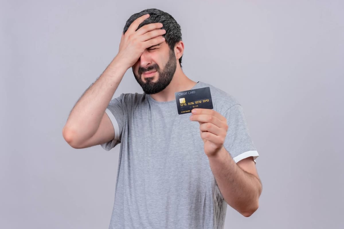 Pagar el mínimo de la tarjeta: por qué la deuda sigue viva y cómo crecen los intereses