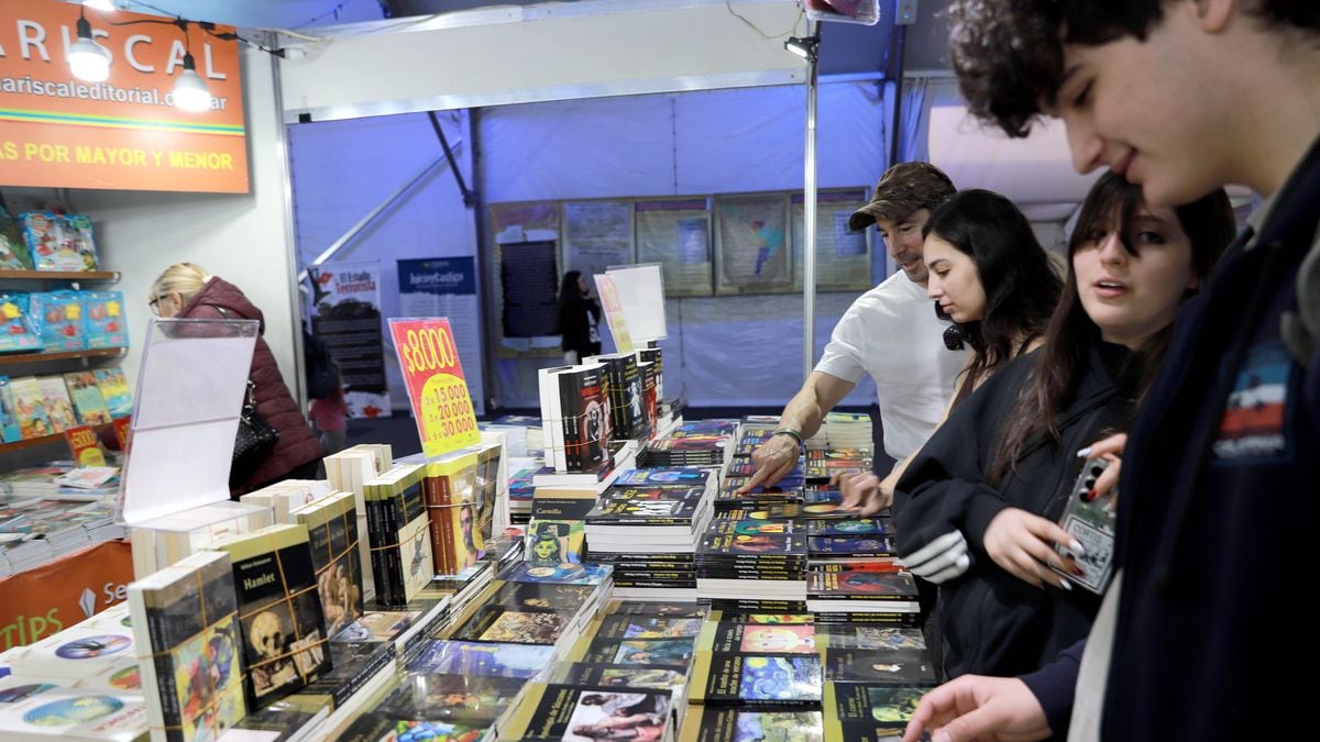 El último fin de semana de la Feria del Libro de Neuquén se vive entre stands, teatro y conversaciones con autores