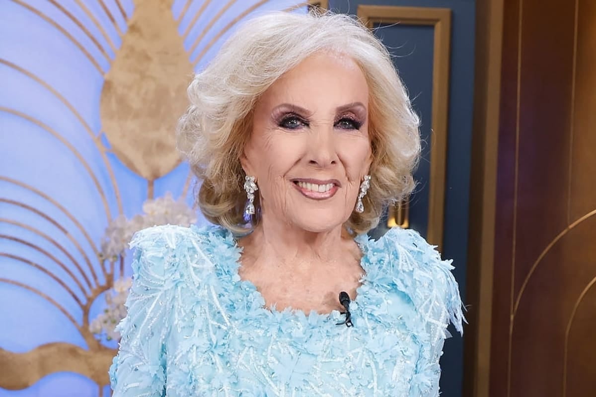 Juana Viale vuelve a calzarse el Smoking de la abuela: la mesa espera mientras Mirtha pelea contra la tos