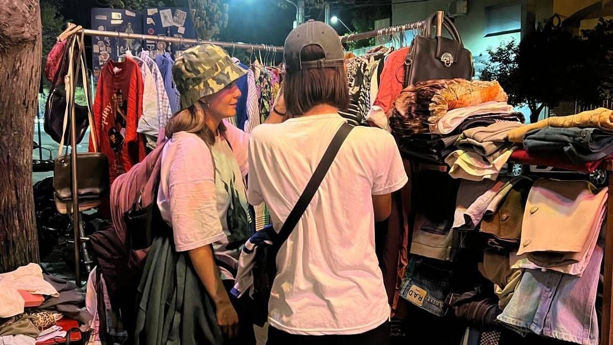 Una vereda con doble turno: feria de tarde y fiesta de madrugada en Neuquén