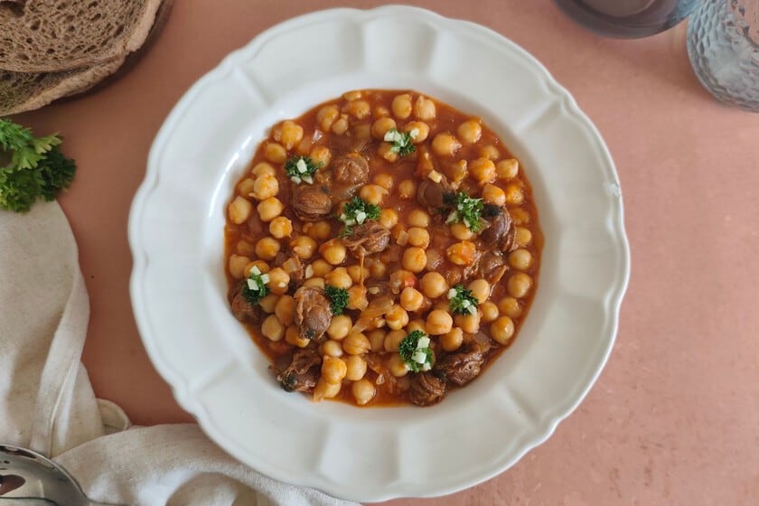 Garbanzos con zamburiñas: el guiso de media hora que te saca del apuro con sabor a mar