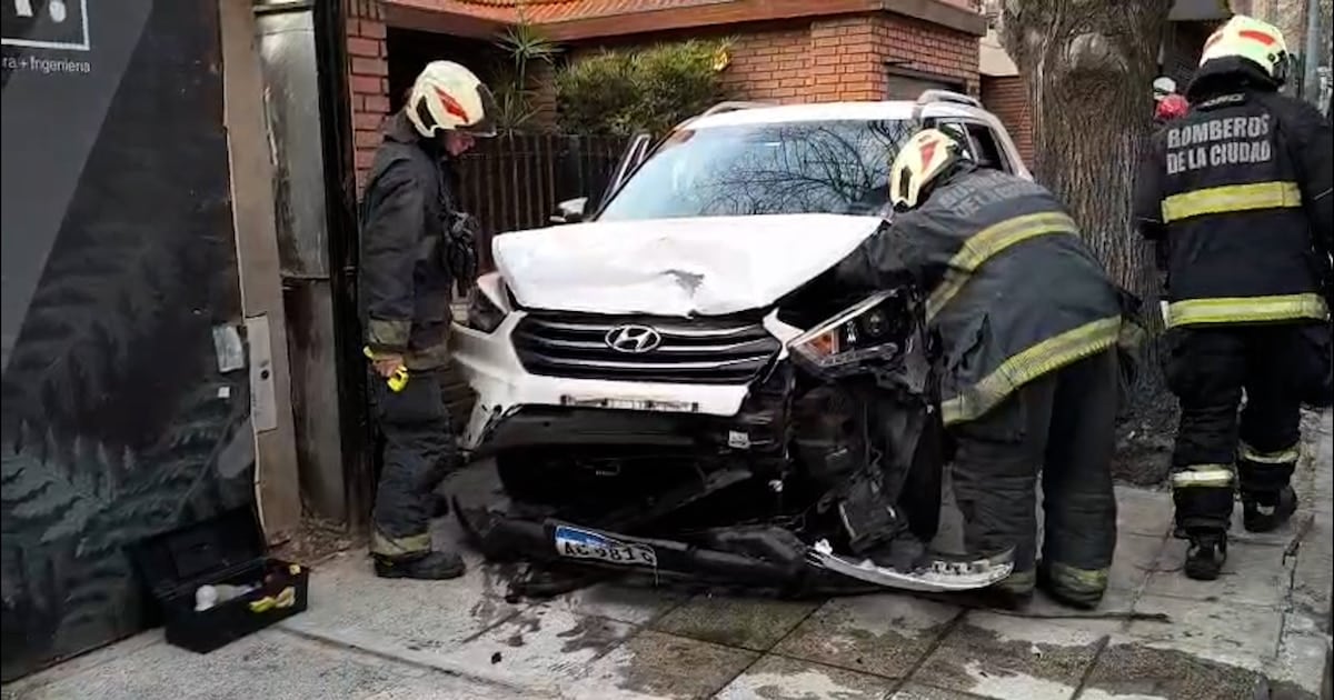 Un auto perdió el control en Palermo, impactó contra coches estacionados y terminó sobre la vereda