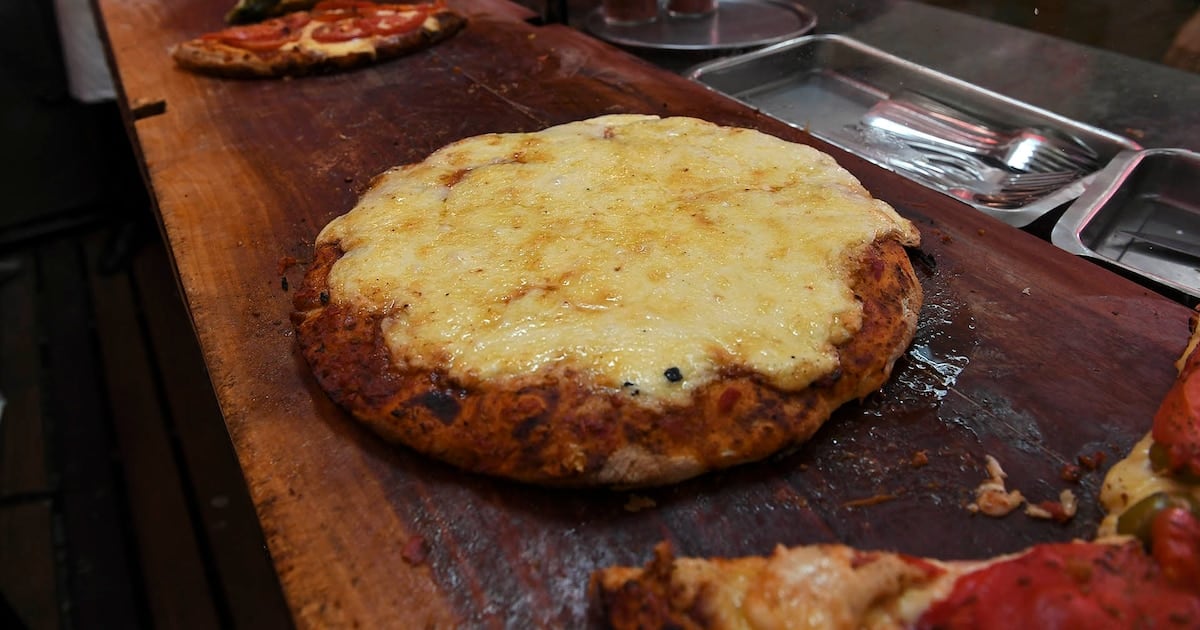 Una cena en Güerrín: pizza chica, fainá y cerveza de litro dejaron a una clienta a $51.390 con pago en efectivo