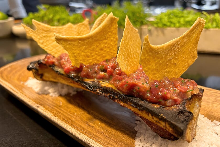 Steak tartar con tuétano caliente: el plato que Rafa Liñán sirve en un hueso abierto en el centro de Sevilla