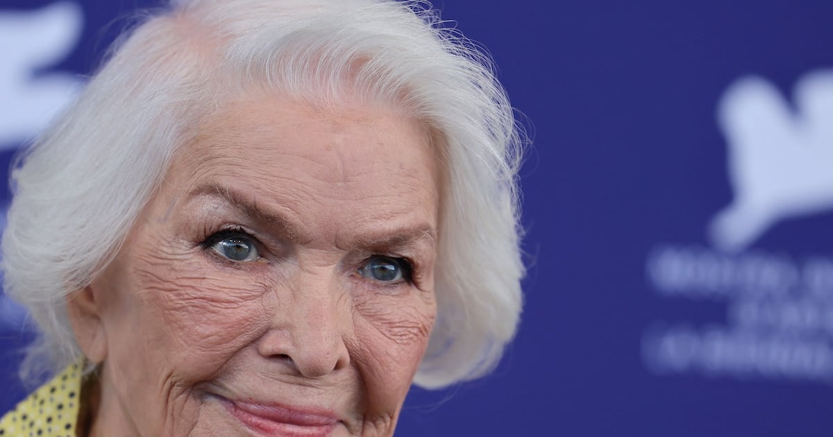 A los 93, con férula en una mano y dos muñecas rotas: la rutina que Ellen Burstyn arma cada mañana para seguir parada