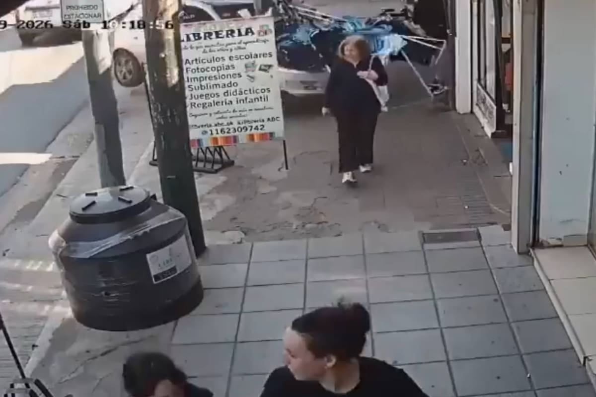 Atropellada por un auto que terminó adentro de un local en Almirante Brown: la víctima quedó fuera de peligro
