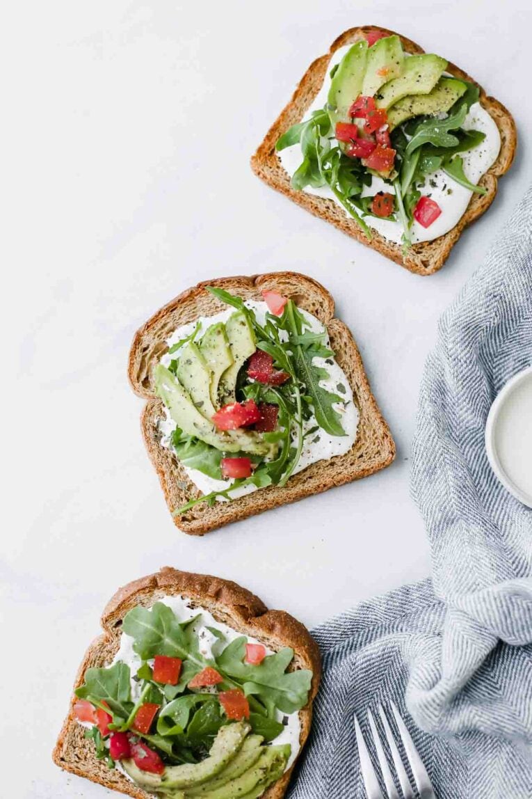 Palta en la mesa: cinco tostadas que resuelven cualquier momento del día