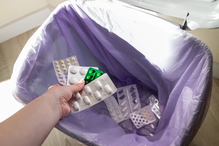 Medicamentos vencidos en la calle: la postal que se repite en Neuquén y la red de farmacias que espera tus cajitas