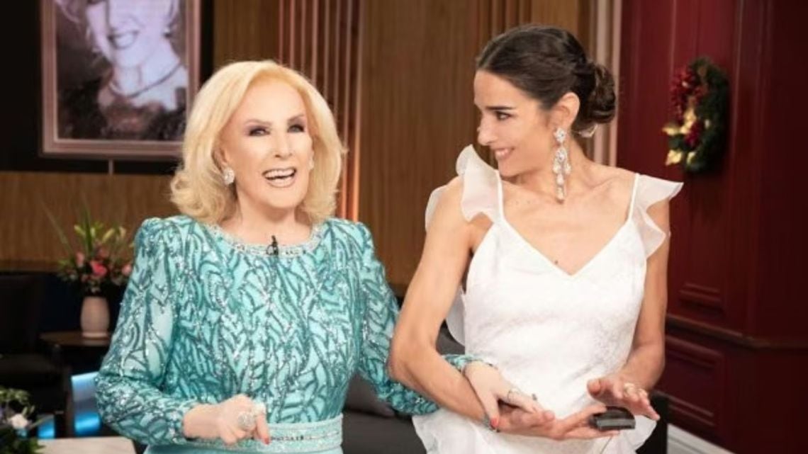 Juana Viale vuelve a cargar con la mesa de los sábados y el domingo: la espera de Mirtha, entre el parte médico y la pantalla que sigue encendida