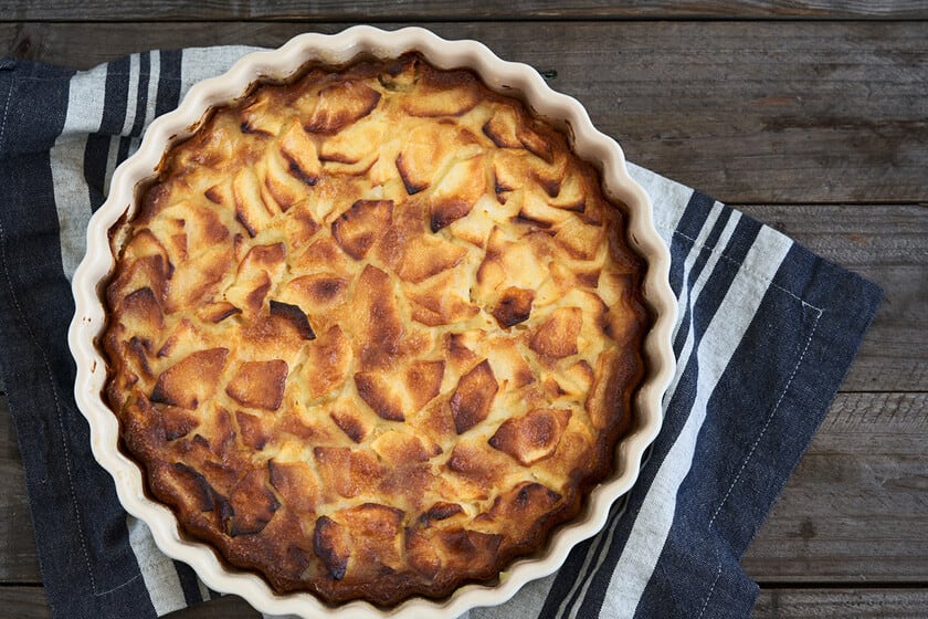 Manzana en la masa y en la superficie: una tarta casera que se hornea en media hora