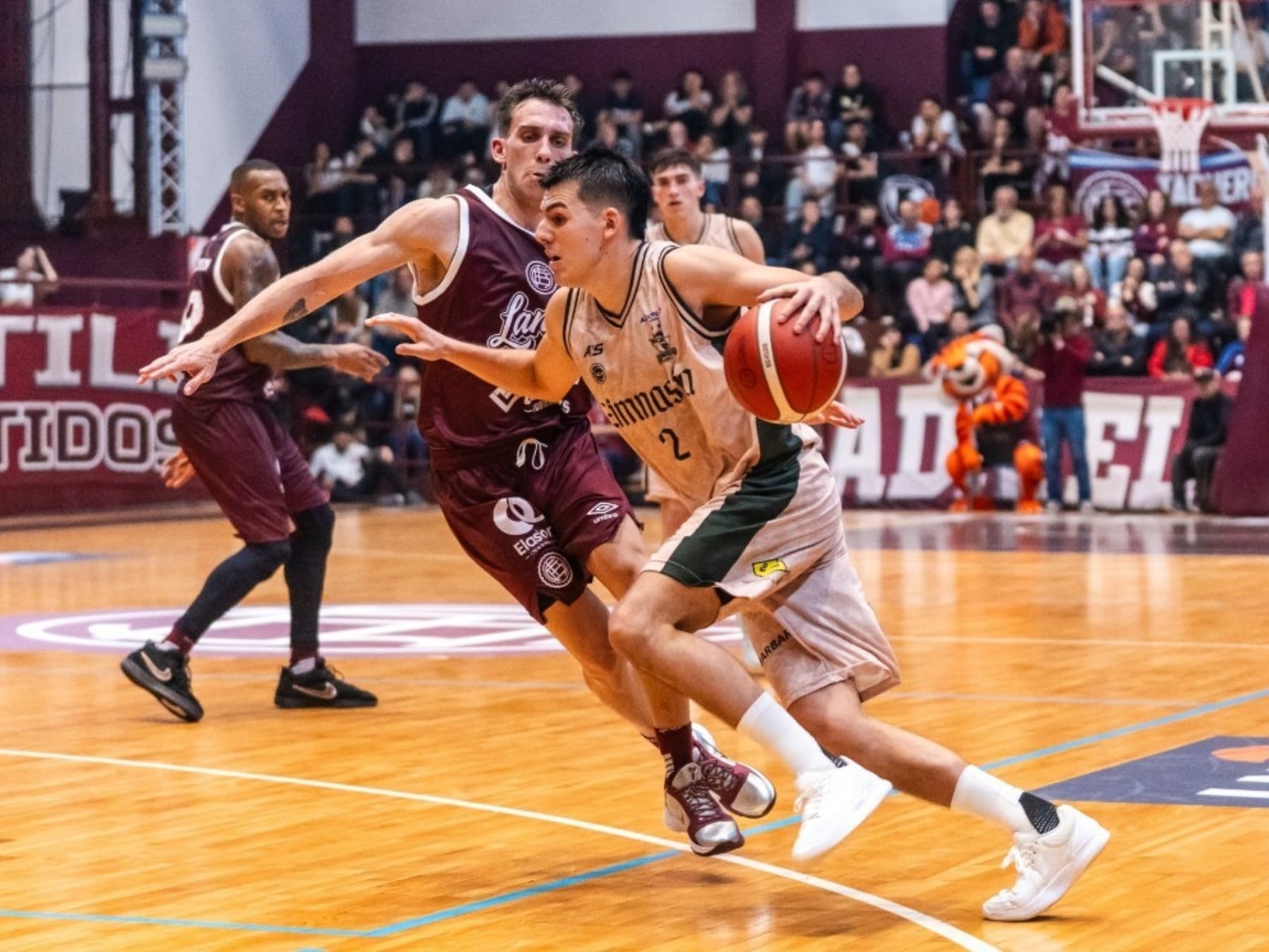 Gimnasia pasó el primer examen en Comodoro y le dejó a Lanús una noche de bautismo con barro
