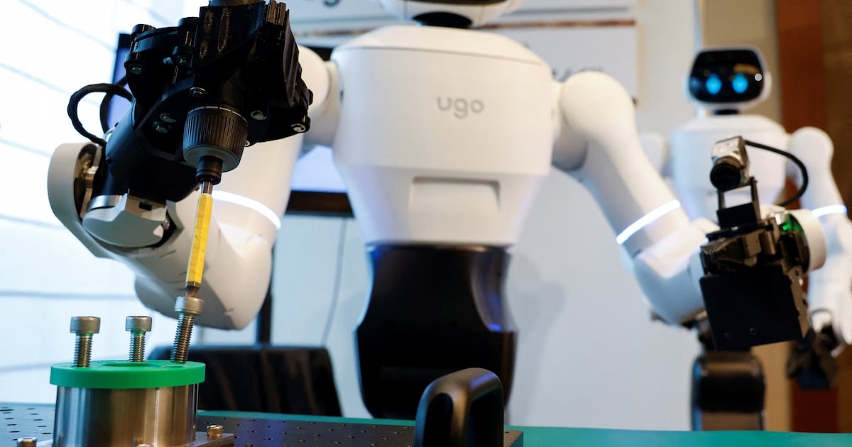 Un hospital japonés le soltó la mano a un robot con IA y ahora piensa en los seguros