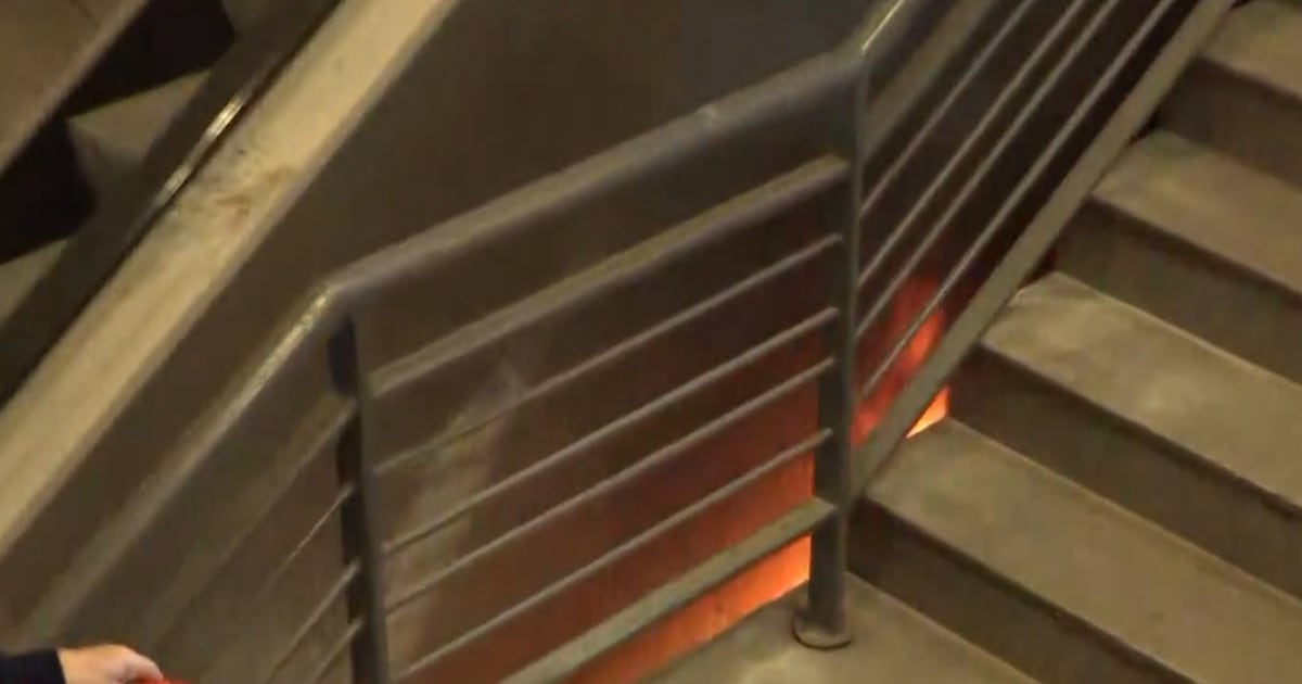 Incendio en una escalera mecánica de Constitución: evacuaron la terminal y un joven fue derivado al Penna