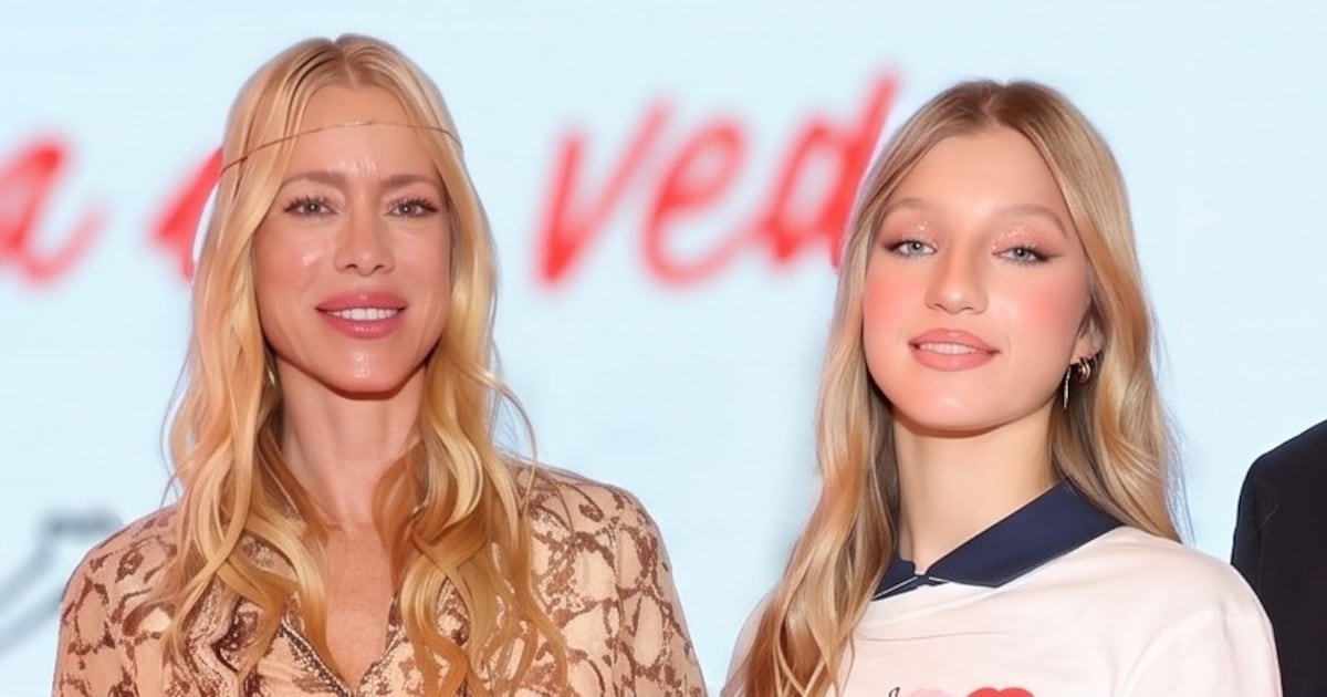 Allegra Cubero se animó a la pasarela y Nicole Neumann la miró desde la primera fila, con los ojos llenos de orgullo maternal