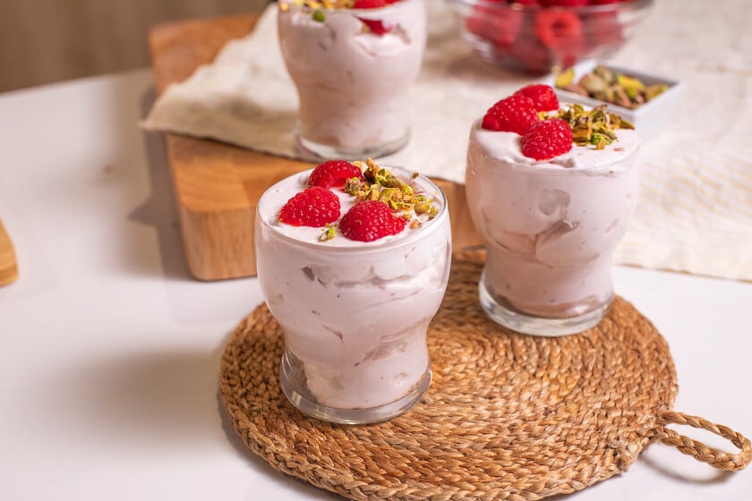 Mousse de frambuesas sin huevo: la receta que se hace en un rato y se banca la espera en la heladera