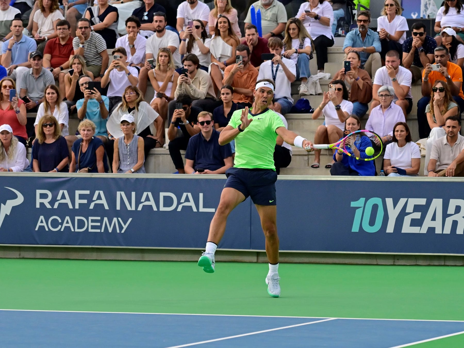 Nadal volvió a la cancha, se sacó chispas con Moyá y se llevó el desempate del festejo en Manacor