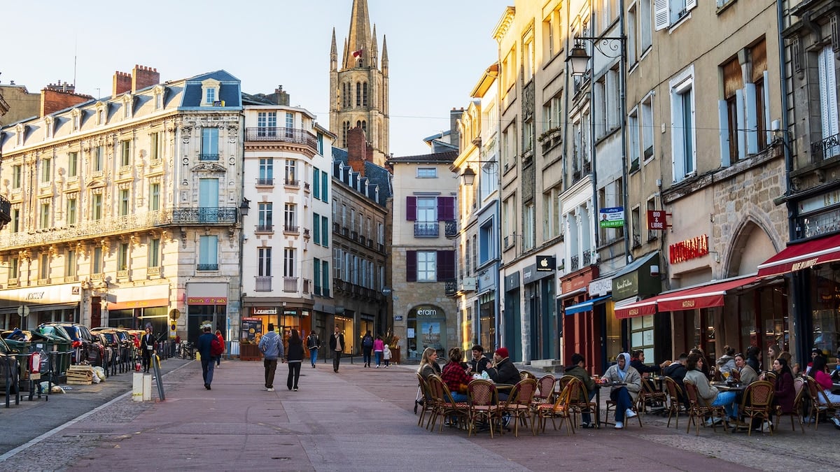 Entre esmaltes y porcelana, el oficio milenario que sostiene a Limoges