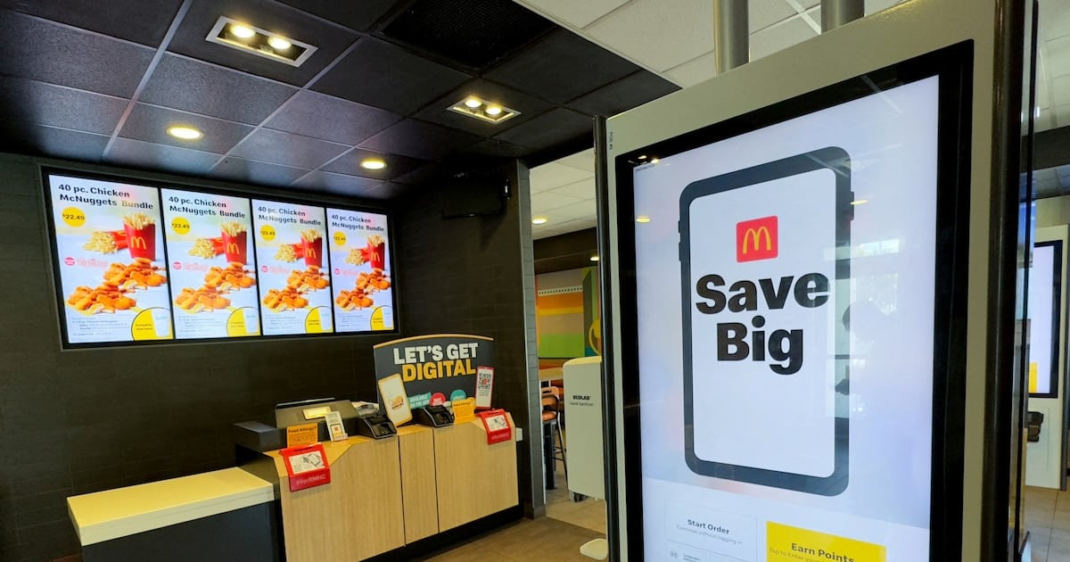 Por la misma hamburguesa, dos precios: cómo la inteligencia artificial redefine la caja de McDonald's
