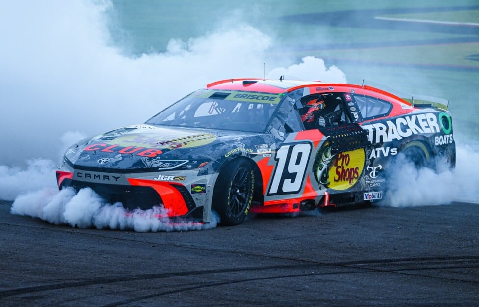 El pibe de los Gibbs se quedó con la fiesta en Las Vegas y Larson afianzó su marcha en los playoffs