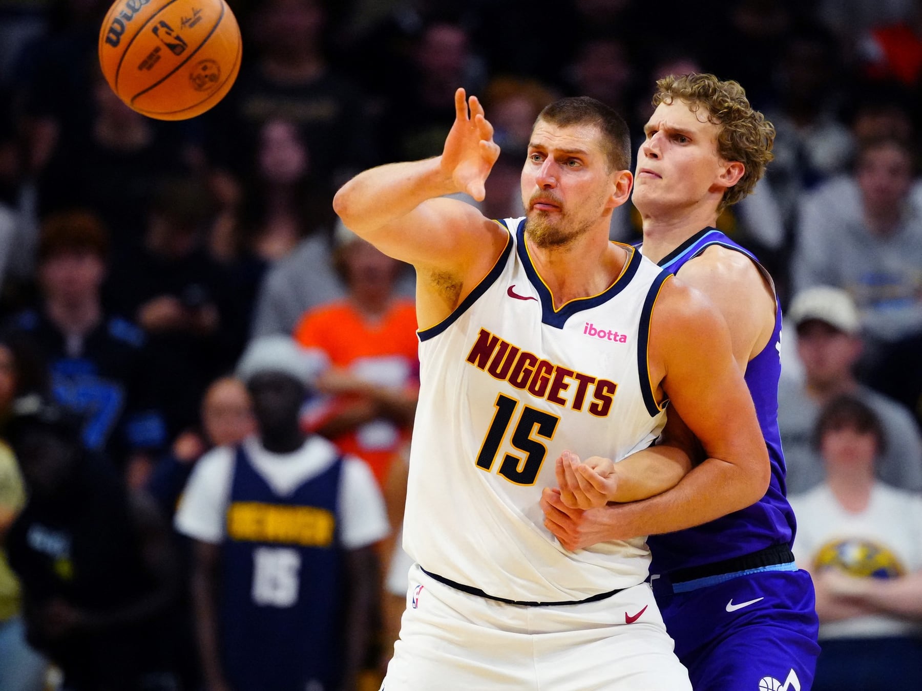 El pase de Jokic desde la cintura, lo único que se lleva Denver de la pretemporada