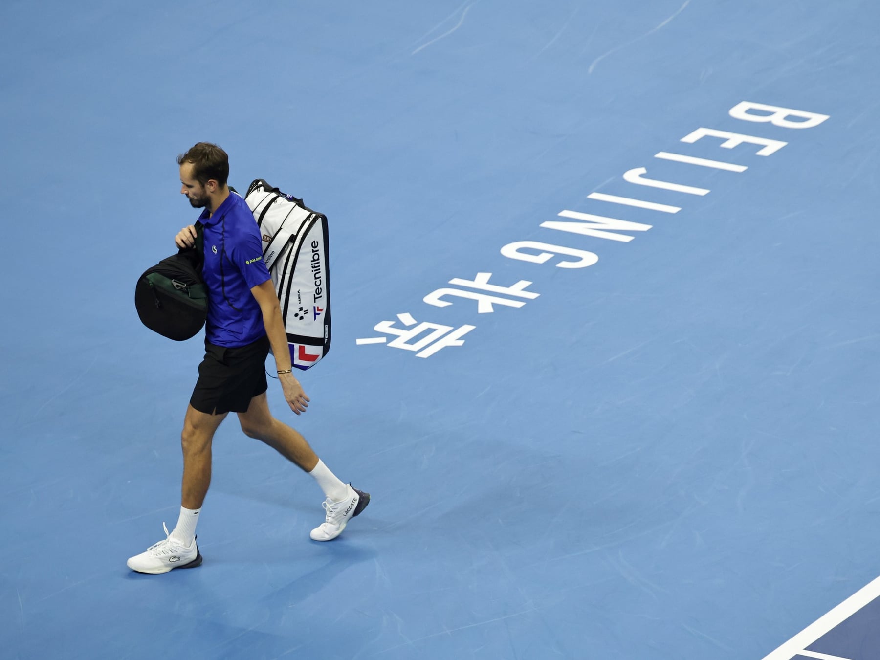 La pelota que se llevó puesto un partido: Djokovic a la final de Pekín por la descalificación de Medvedev