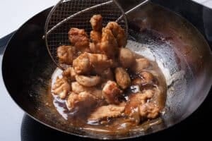 Pollo al limón en casa: la fórmula para que quede crocante por fuera y jugoso por dentro