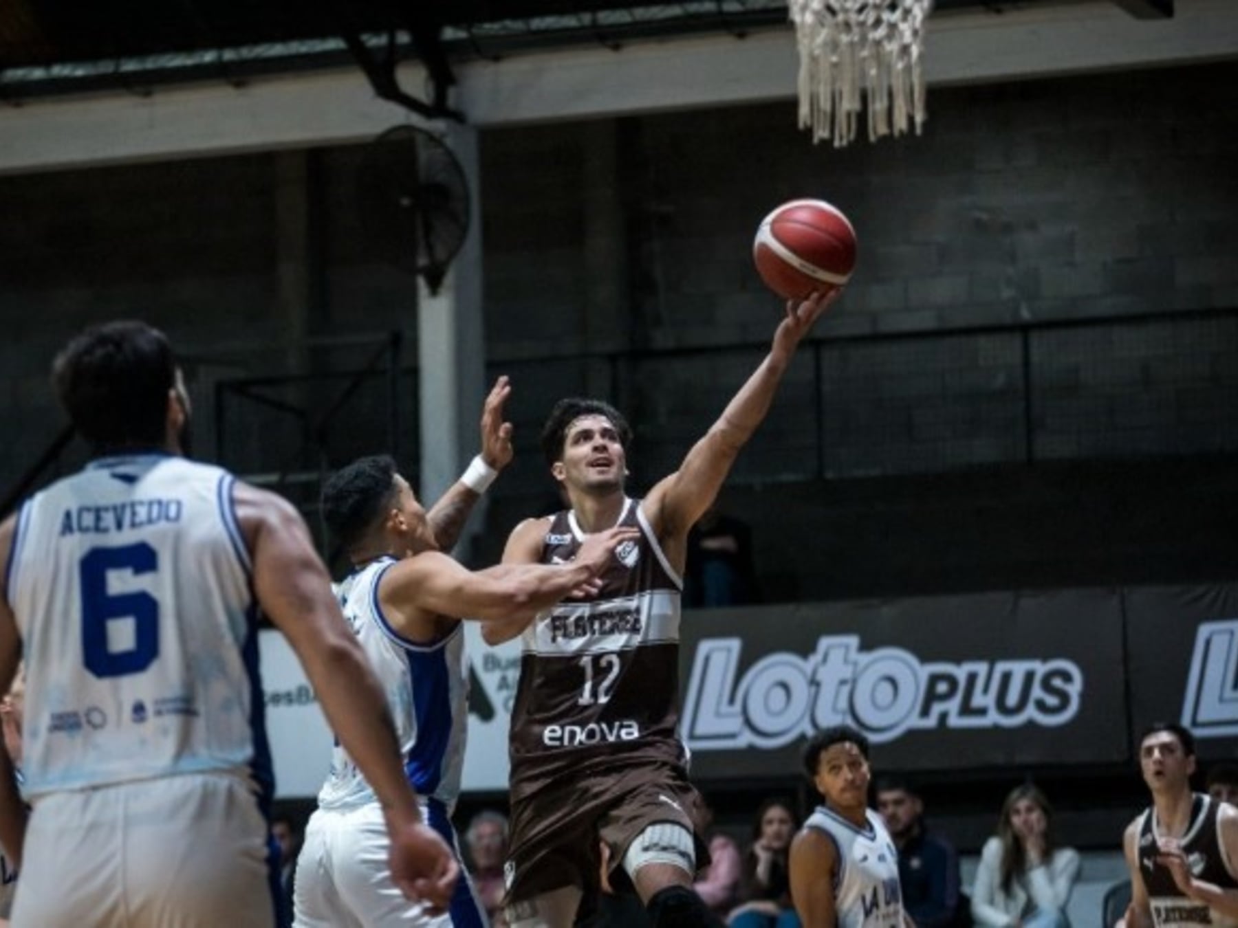 La Unión se despegó en el primer tiempo y bancó la última arremetida de Platense
