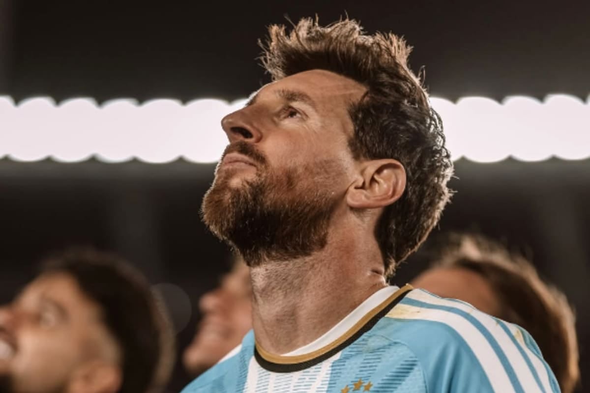 La Pulga se sacó los botines de la selección con un gol, un abrazo de Cristiano y un guiño a Diego