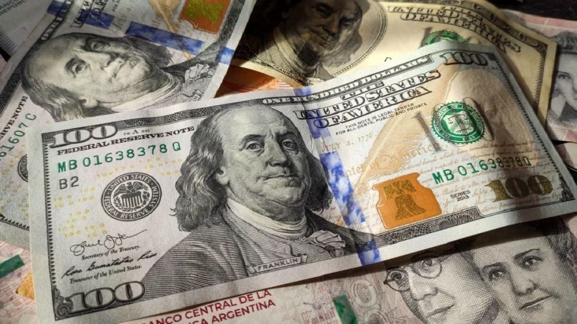 El blue perfora los $1.540 y empata con el oficial: una jornada de señales cruzadas en el mercado cambiario