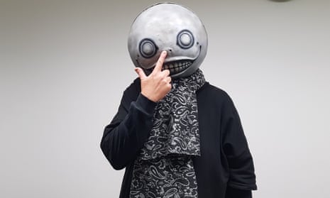 Yoko Taro, el hombre de la máscara: la demencia como motor y un guion de Evangelion que ya nadie esperaba