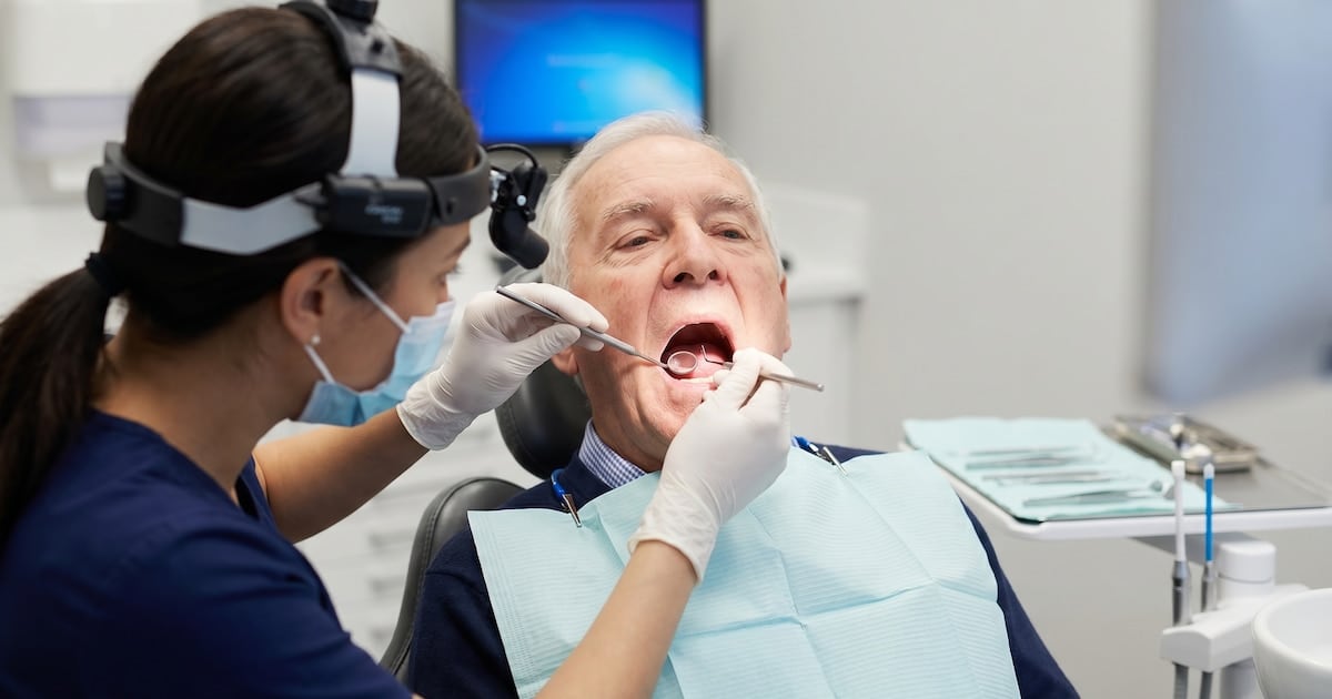 Cuando la boca avisa lo que el cuerpo todavía no dice: dientes, encías y memoria en la tercera edad