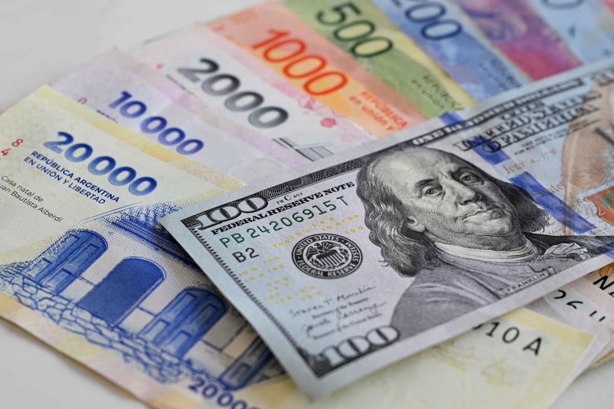 Argentina se abarató en dólares por segundo mes seguido, pero la ropa y los restaurantes mantienen la etiqueta de los más caros de la región