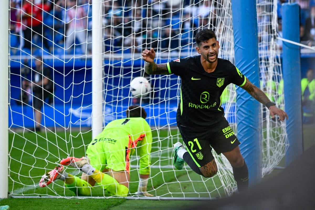Cuti Romero cabeceó el alma del Atlético y le ganó en el final a un Alavés que no se entregó