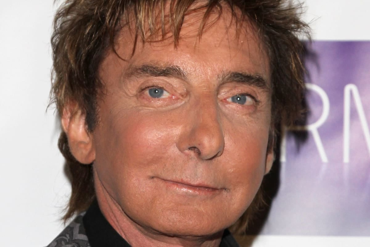 Barry Manilow vuelve a parar: una bronquitis lo deja a dos canciones del final en Las Vegas y reabre el debate sobre su salud